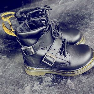 Dr Martens Doc Sz 8US EUC black Air Wair Combat-Boots Zip-Sides w/two buckles